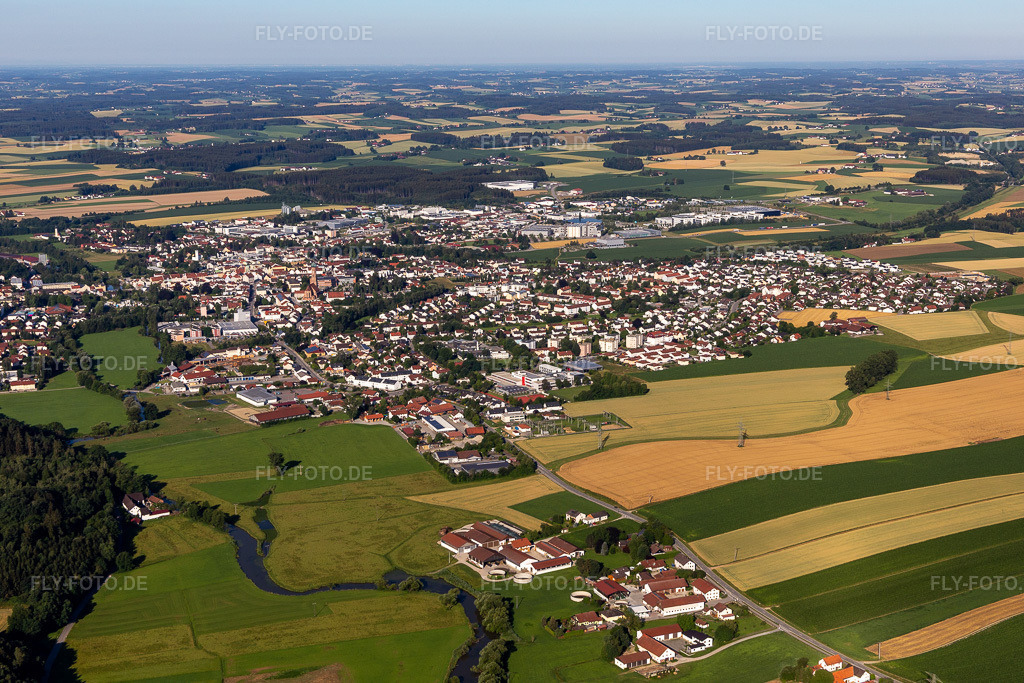 Luftbild:  in Vilsbiburg im Bundesland Bayern in Deutschland. – Foto: IMG_133004.jpg vom 03.07.2022 durch Werner Riehm/FLY-FOTO.de – Auflösung des Originals: 5472 x 3648 px – Stadt Vilsbiburg