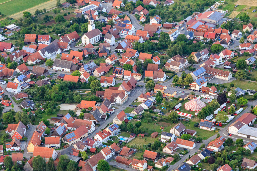 Luftbild: Dorfansicht aus Südwesten mit Zirkuszelt im Ortsteil Ostdorf in Balingen im Bundesland Baden-Württemberg in Deutschland. Foto: IMG_148650.jpg vom 25.06.2025 durch Werner Riehm/FLY-FOTO.de