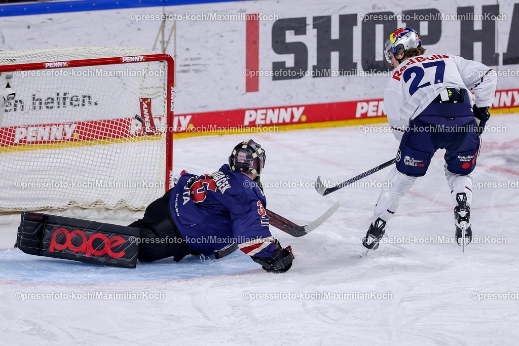 KEC03012501053 | 03.01.2025, Eishockey, Penny DEL, Kölner Haie - EHC Red Bull München, Spieltag 33, Lanxess-Arena Köln: Veit Oswald (EHC München #27) beim Penalty Schuss auf das Tor von Julius Hudacek (Kölner Haie #35) - Treffer zum 2:1 Tor