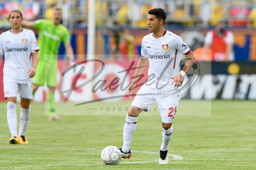 LLELEV20210807_178 | Fussball, Herren: Exequiel Palacios (Bayer 04 Leverkusen) in Aktion, am Ball, Einzelaktion beim Spiel der 1. Runde im DFB-Pokal zwischen 1. FC Lokomotive Leipzig und Bayer 04 Leverkusen im Bruno-Plache-Stadion am 07.08.2021 in Leipzig, Deutschland.DFB / DFL REGULATIONS PROHIBIT ANY USE OF PHOTOGRAPHS AS IMAGE SEQUENCES AND/OR QUASI-VIDEO. - Realisiert mit Pictrs.com