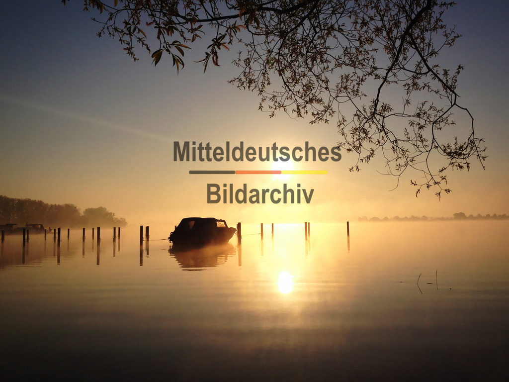 Boot_mit_Sonnenaufgang_am_Plauer_See_5232 | Boot im Sonnenaufgang am Plauer See - Realisiert mit Pictrs.com