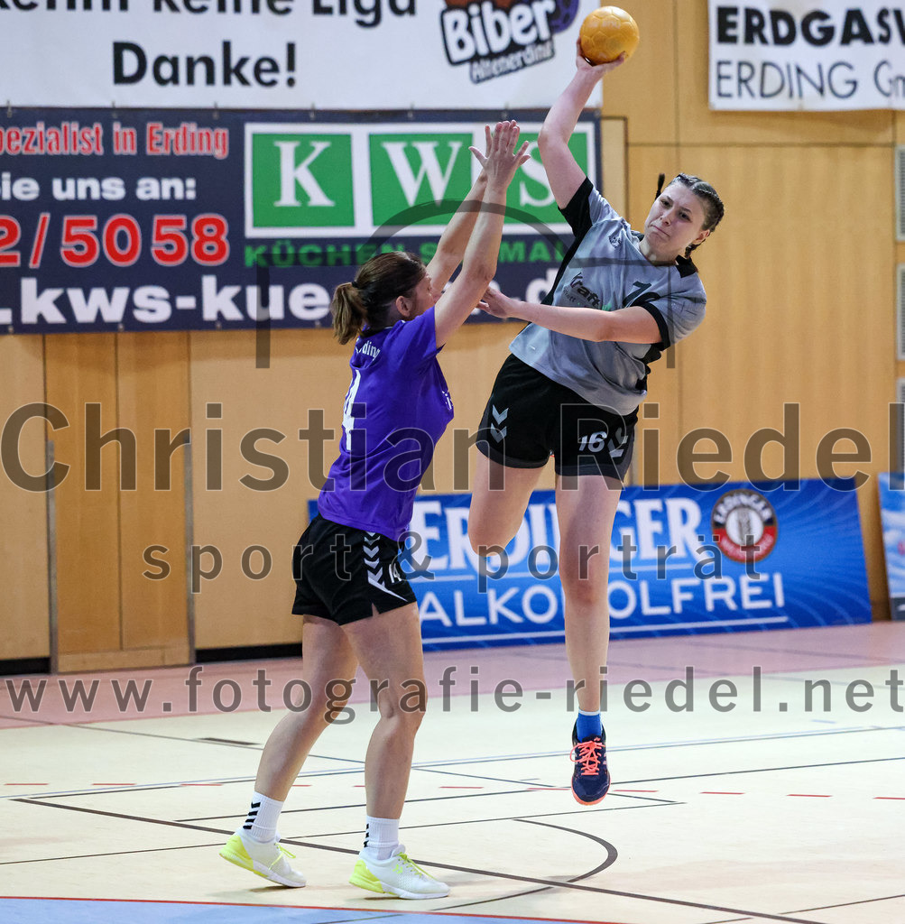 2022-11-12_059_SpVgg_Altenerding_II_gegen_SC_Kirchdorf | Erding, Deutschland, 12.11.2022:
Handball, Bezirksliga Frauen Altbayern 2022 / 2023, 5. Spieltag, SpVgg Altenerding II gegen SC Kirchdorf, Endergebnis: 24:19

Grit Kschischow (SpVgg Altenerding, #14), Julia Wiesheu (SC Kirchdorf, #16)

Foto: Christian Riedel / fotografie-riedel.net