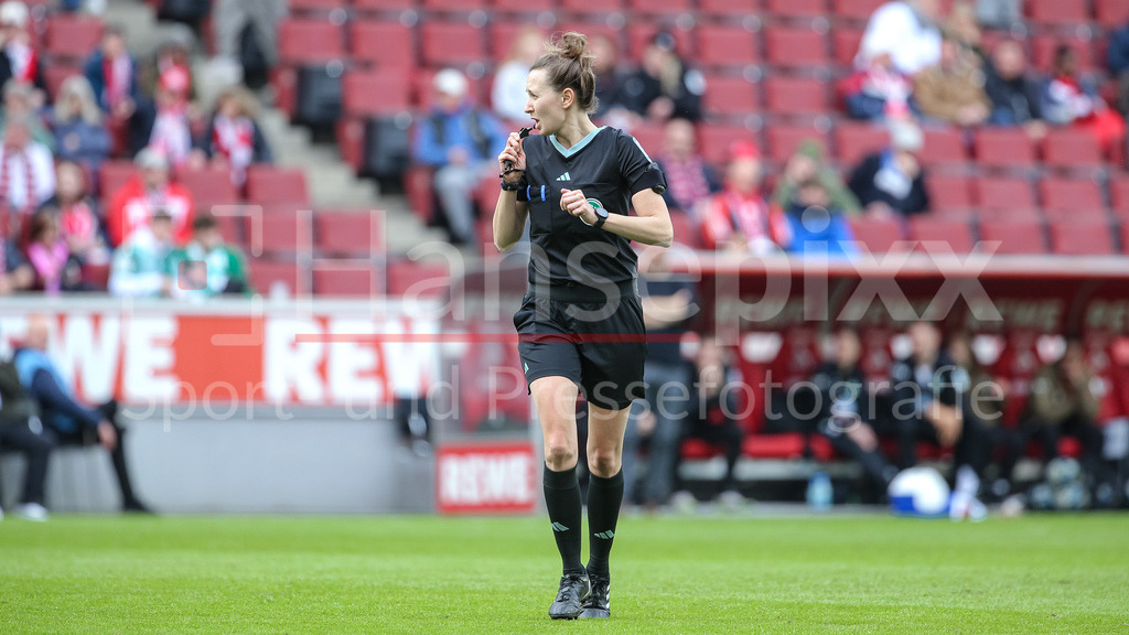 Fussball, Google Pixel Frauen-Bundesliga, 1. FC Köln - SV Werder Bremen | v.li.: Schiedsrichterin Sina Diekmann, DIE DFB-RICHTLINIEN UNTERSAGEN JEGLICHE NUTZUNG VON FOTOS ALS SEQUENZBILDER UND/ODER VIDEOÄHNLICHE FOTOSTRECKEN. DFB REGULATIONS PROHIBIT ANY USE OF PHOTOGRAPHS AS IMAGE SEQUENCES AND/OR QUASI-VIDEO.