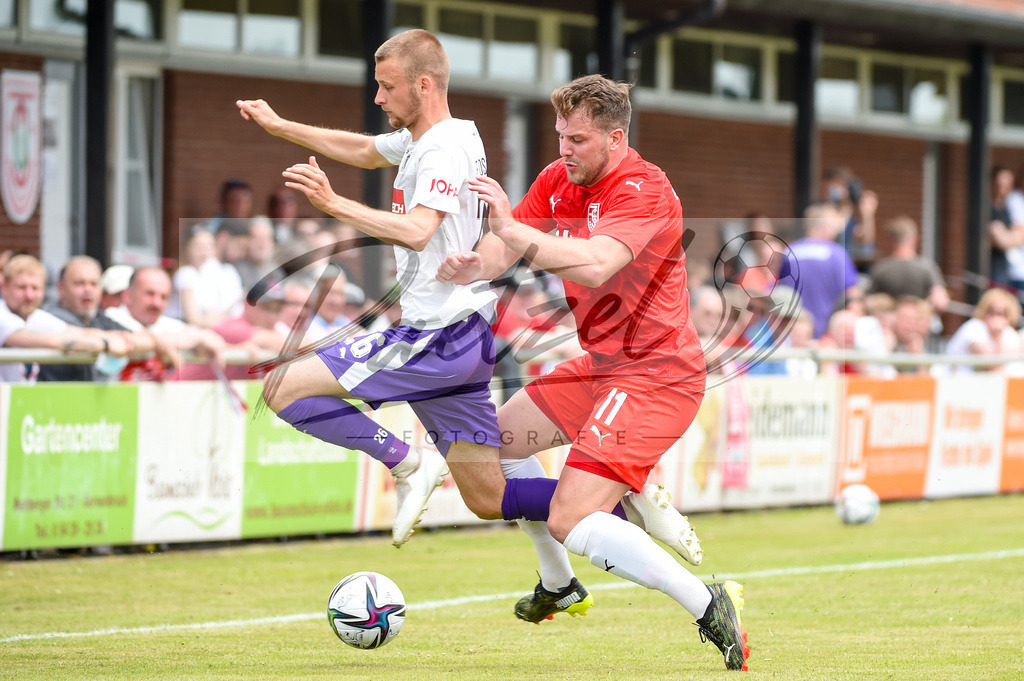 BSBOSN_20210626_0048 | Fussball, Herren: Sebastian Klaas (VfL Osnabrueck) und Patrick Greten (TuS Bersenbrueck) im Zweikampf beim Testspiel zwischen TuS Bersenbrueck und VfL Osnabrueck im Hasestadion am 26.06.2021 in Bersenbrueck, Deutschland. - Realisiert mit Pictrs.com