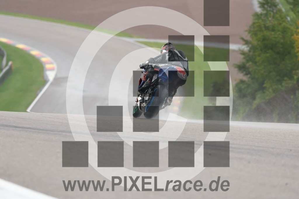 0225-PXR50085 | Schöne Erinnerungen an spannende Momente - das festzuhalten ist unser Job. PIXELrace.de ist seit 2003 auf den Rennstrecken Europas unterwegs um die Action draußen beim Fahren und die wunderbare Stimmung imm Fahrerlager für euch einzufangen.