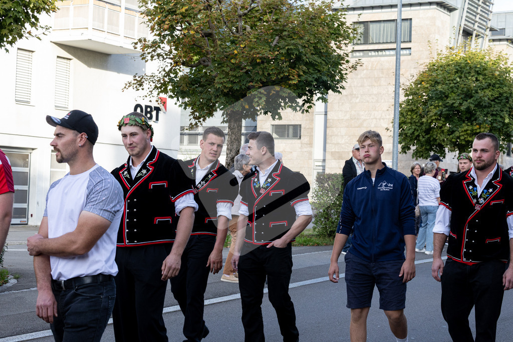 ESAF2025_Empfang_8228 | Die Schwinger des Schwyzer Kantonalen Schwingerverbandes: Fotos, die Dynamik und Leidenschaft festhalten, sowie emotionale Momente aus dem traditionellen Schwingsport zeigen. - Realisiert mit Pictrs.com