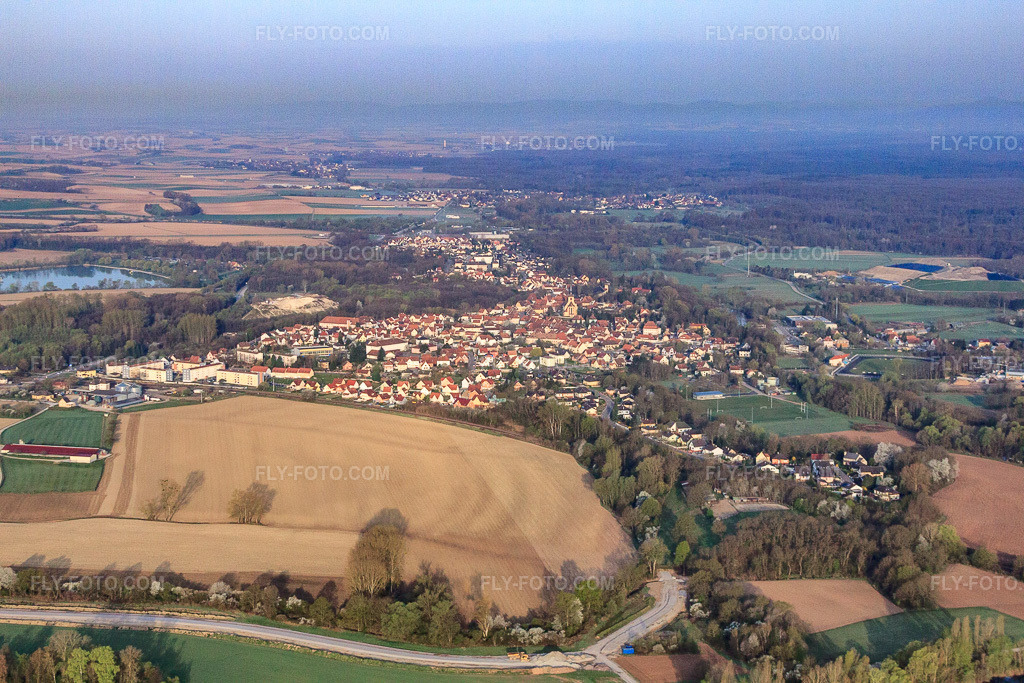 Aerial view: View of the town from the east in Lauterbourg in the state Bas-Rhin, France. – Photo: IMG_63612.jpg taken on 03/30/2014 by Werner Riehm/FLY-FOTO.com – Resolution of the original: 4752 x 3168 px