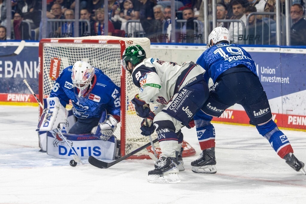 DEL, Deutsche Eishockey Liga Saison 2025/26, Playoff-Finale, Spiel 1: Adler Mannheim gegen Eisbären Berlin | DEL, Deutsche Eishockey Liga Saison 2025/26, Playoff-Finale, Spiel 1: Adler Mannheim gegen Eisbären Berlin***Gute Chance für Ty Ronning (9, Berlin) - Realisiert mit Pictrs.com
