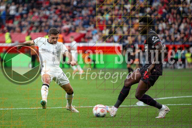 Bayer 04 Leverkusen vs Borussia Mönchengladbach - Bundesliga  | Leverkusen, Deutschland, 21.09.25:   Kevin Stöger (Borussia Mönchengladbach) und Edmond Faycial Tapsoba (Bayer 04 Leverkusen) im Kampf um den Ball waehrend des Spiels der Bundesliga zwischen  Bayer 04 Leverkusen vs Borussia Mönchengladbach in der BayArena(Foto von Brauer-Fotoagentur / Adrian Schlueter)
