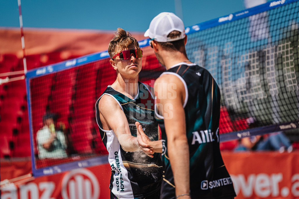 Beachvolleyball | Männer | Allianz German Beach Tour 2025 | Tourstop Bremen | 12.06.2025 | v.l. Leo Hauschild und Bo Hansen klatschen ein