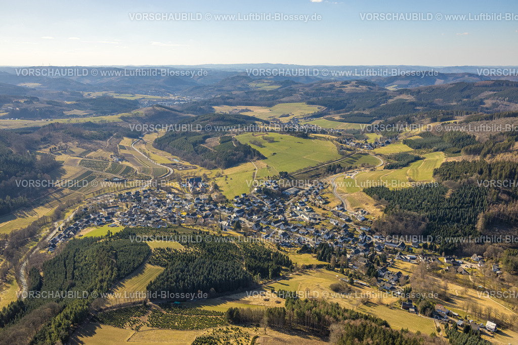 Kirchhundem250308765Oberhundem | Luftbild, Wohngebiet Ortsansicht Oberhundem, Waldgebiet und Hügellandschaft, Waldschäden, Kirchhundem, Sauerland, Nordrhein-Westfalen, Deutschland