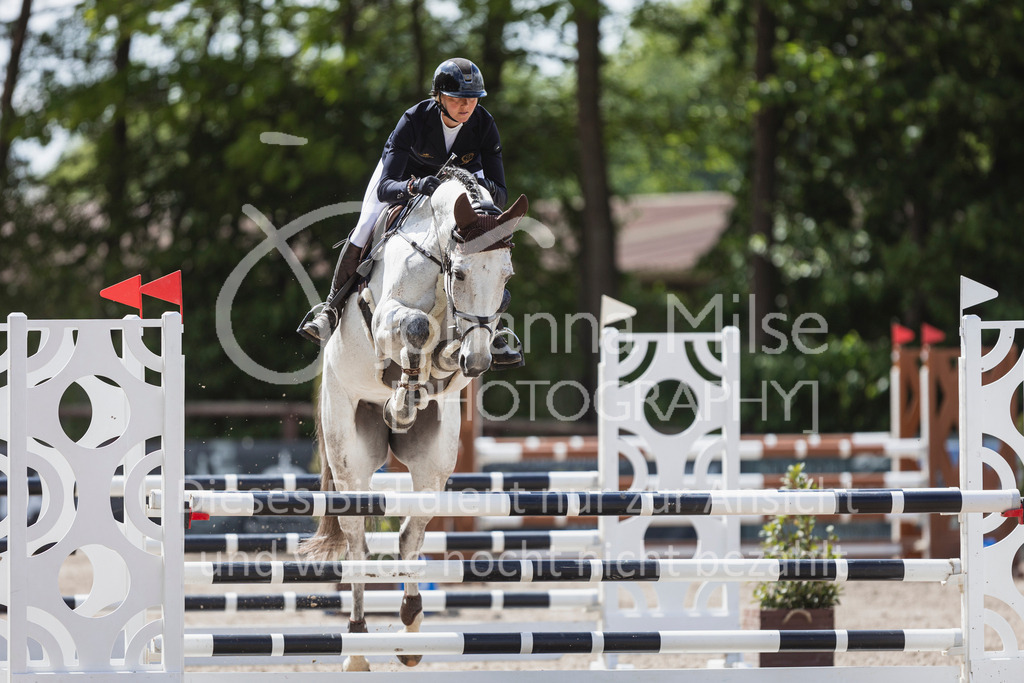 250506_Mühlen_SprPf-L1-345 | Deine schönsten Turniermomente als professionelle Fotos! Entdecke hochwertige Pferdesport-Fotografie im Online-Shop. Jetzt Fotos finden & bestellen!