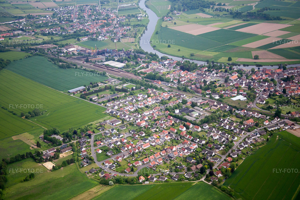 Luftbild: Ortsansicht der Straßen und Häuser der Wohngebiete in Bodenfelde im Bundesland Niedersachsen in Deutschland. Foto: IMG_079506.jpg vom 24.05.2015 durch Werner Riehm/FLY-FOTO.de
