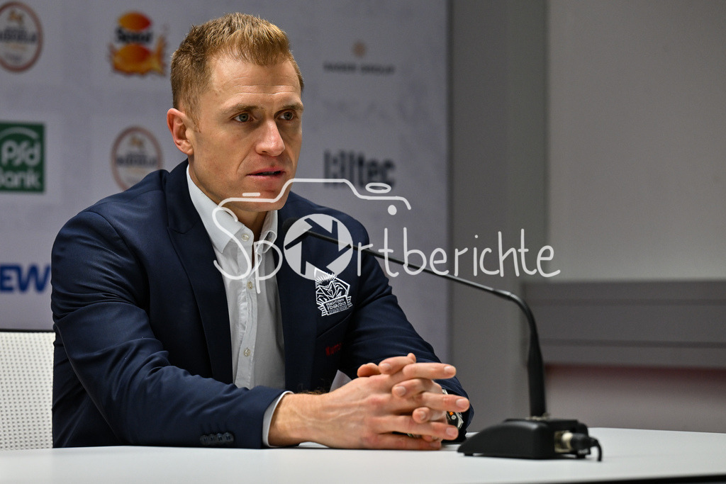 Augsburger Panther - Fischtown Pinguins | Im Bild Alexander SULZER Headcoach Fischtown Pinguins nach der Partie in Augsburg auf der Pressekonferenz beim match zwischen den Augsburger Panthern und den Fischtown Pinguins am 15. Spieltag der Penny DEL im Curt Frenzel Stadion am 28.10.2025