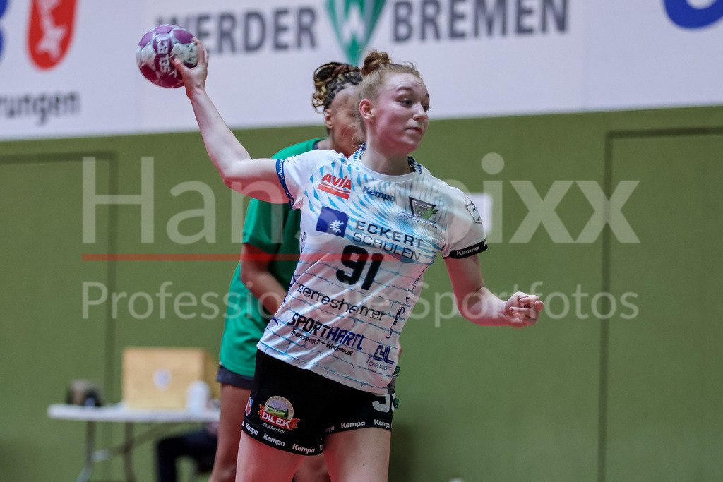 Handball, 2. Bundesliga Frauen, SV Werder Bremen - ESV 1927 Regensburg | v.li.: Emma Seiler (ESV 1927 Regensburg, 91) beim Siebenmeter, 7m, Spielszene, Aktion, Action