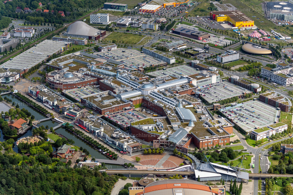 4050199 | OBERHAUSEN 25.08.2021 Gebäudekomplex und Gelände des Einkaufszentrum der CentrO Management GmbH in Oberhausen im Bundesland Nordrhein-Westfalen. Das Einkaufszentrum ist das Herzstück der Neuen Mitte der Stadt und liegt an der Osterfelder Straße. Weiterführende Informationen bei: CMS Cinema Management Services GmbH &amp; Co. KG,  LEGOLAND Discovery Centre Deutschland GmbH,  Prime Management GmbH &amp; Co. KG,  Prime Real Estate Consulting GmbH,  RKW Architektur +  Rhode Kellermann Wawrowsky GmbH. // building complex of the shopping mall Centro in Oberhausen in the state of North Rhine-Westphalia. The mall is the heart of the "Neue Mitte" part of the city and is located on Osterfelder Strasse. Further information at: CMS Cinema Management Services GmbH &amp; Co. KG,  LEGOLAND Discovery Centre Deutschland GmbH,  Prime Management GmbH &amp; Co. KG,  Prime Real Estate Consulting GmbH,  RKW Architektur +  Rhode Kellermann Wawrowsky GmbH. Foto: Gerhard Launer