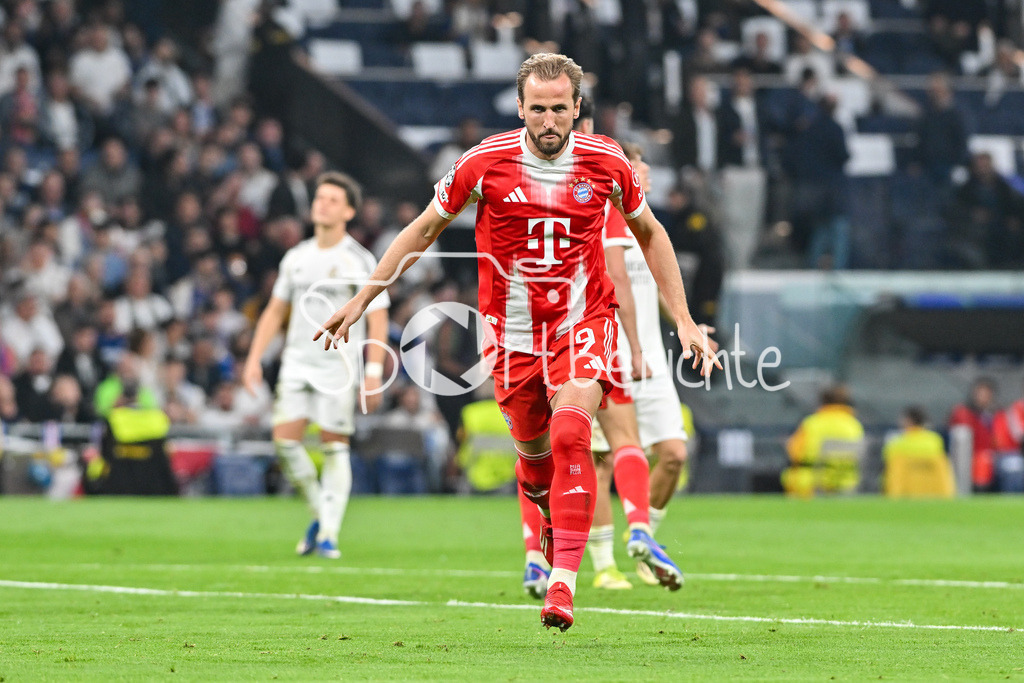 Real Madrid - FC Bayern München | MADRID, SPAIN - 07. APRIL: Bayern Munich celebrating the goal to makes 0-2 by Harry KANE (FC Bayern Munich 9) / Tor / Torschuetze / Freude / Happy during the UEFA Champions League match between Real Madrid vs. FC Bayern Munich on Quarterfinal first leg at Estadio Santiago Bernabeu