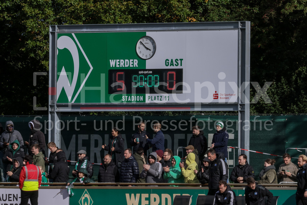 Fussball, Regionalliga Nord, SV Werder Bremen II - Hamburger SV II | v.li: Die Anzeigetafel zeigt den Spielstand von 5:0 an, Ergebnis, Zwischenergebnis, Endergebnis, Endstand, Tore, Videowall, Videowand, Anzeige