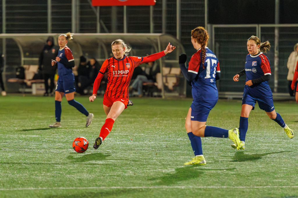 FCHFCE_251121_1654 | 1.FC Heidenheim 1846 II vs. FC Ellwangen II, Fußball, Frauen, Bezirksliga, 2025/2026, 10. Spieltag, 22.11.2025 in Heidenheim, Kunstrasen b. Voith-Arena West, Flutlichtspiel(Foto: Michael Bulling) - Realisiert mit Pictrs.com