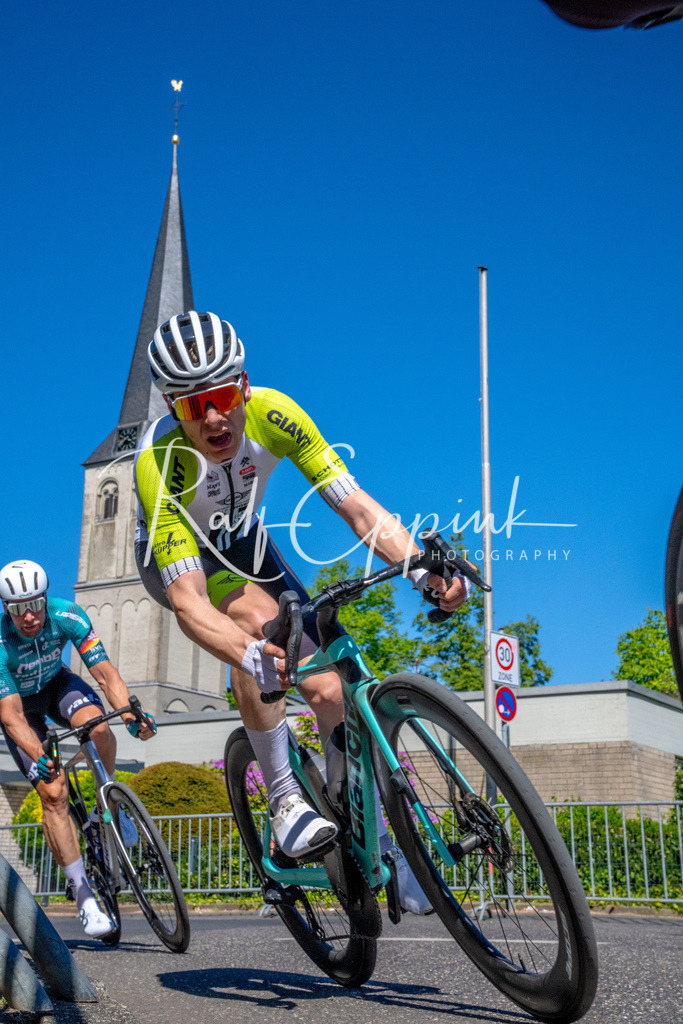 Spurt in den Mai 2026 - Großer Preis der Sparkasse Neuss | Annual one-day road cycling race "Großer Preis der Sparkasse Neuss" held in Büttgen, Germany, organized by VfR Büttgen 1912 e.V. The event features multiple races across all age categories from U11 youth to Elite men. - Realisiert mit Pictrs.com