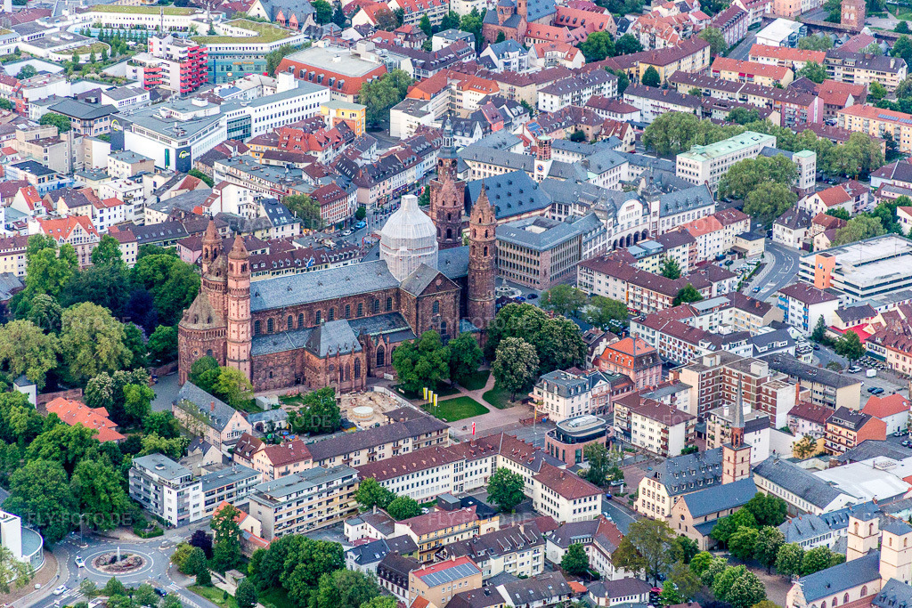 Luftbild: Kirchengebäude des Kaiser-Dom St. Peter in Worms im Bundesland Rheinland-Pfalz in Deutschland. Foto: IMG_088566.jpg vom 17.05.2016 durch Werner Riehm/FLY-FOTO.de
