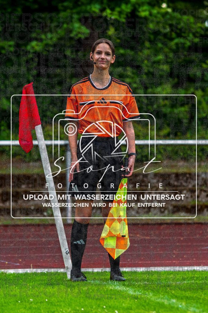 Bezirksliga Herren LG - TV Jahn Schneverdingen II vs. Buchholzer FC | Lina-Talea Renner (Schiedsrichterassistentin); Bezirksliga Herren LG - TV Jahn Schneverdingen II vs. Buchholzer FC am 15.05.26 in Osterwald-Stadion, Schneverdingen - Realisiert mit Pictrs.com
