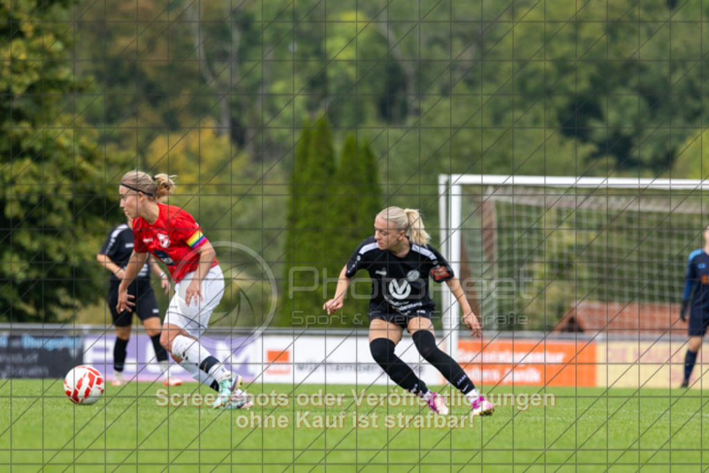 20250928_142554_0508 | #,1.FC Donzdorf (schwarz) vs. TV Derendingen (rot), Fussball, Frauen-Verbandsliga Württemberg, 03. Spieltag, Saison 2025/2026, Rasenplatz Lautertal Stadion, Süßener Straße 16, 73072 Donzdorf, 28.09.2025 - 13:00 Uhr,Foto: PhotoPeet-Sportfotografie/Peter Harich