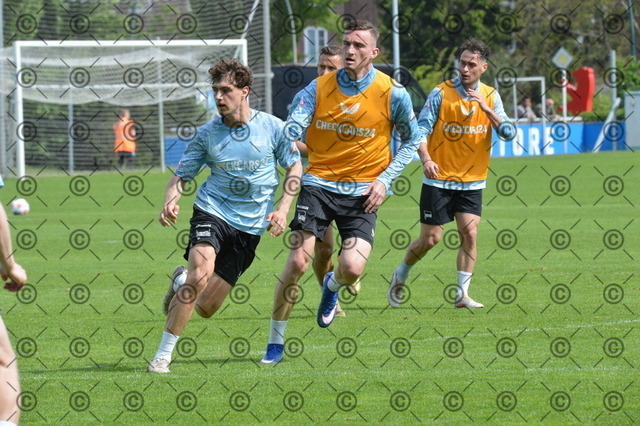 RGE_9468 | Hertha BSC, 2.Bundesliga, Herren, Training, Saison 2025/26, von li. Maurice Krattenmacher ( Hertha BSC ), Niklas Kolbe ( Hertha BSC ),  Montag 04.05. 2026,   Fotograf:   Ralf Gebhardt - Realisiert mit Pictrs.com