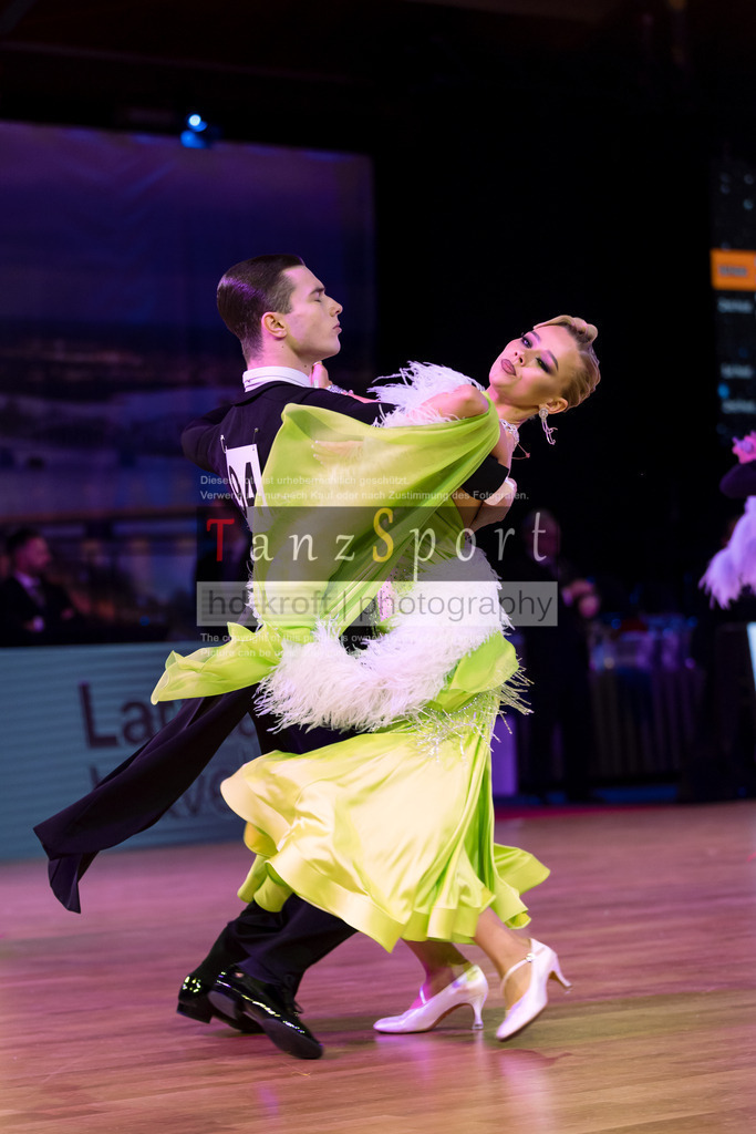 20241215_WDSF_Int_Open_Std-Riga-9171 | Tanzsportbilder, Standardtanz, Lateintanz, WDSF, DTV, LTVB, dancecomp, goc, hessen tanzt, blaues band der spree, walzer, tango, wiener walzer, slowfox, quickstepp, samba, rumba, cha-cha-cha, paso doble. jive, hd-kroft photography, turniertanzsport