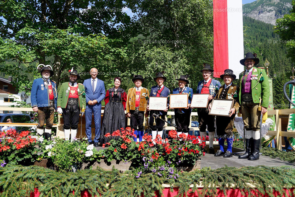 b-news-2023-Juli23-Regimentsschuetzenfest2-Steeg-EHRUNGEN-DSC07161 | Info aus dem Bezirk Reutte/Ausserfern Tirol sowie eine umfangreiche Bilddatenbank über die gesamte Region: Lechtal, Talkessel Reutte, Tannheimertal, Zwischentoren. Lech, Plansee, Zugspitze, Grenztunnel, B179, Fernpassstraße, Verkehr, Lawinen, Tradition, - Realisiert mit Pictrs.com