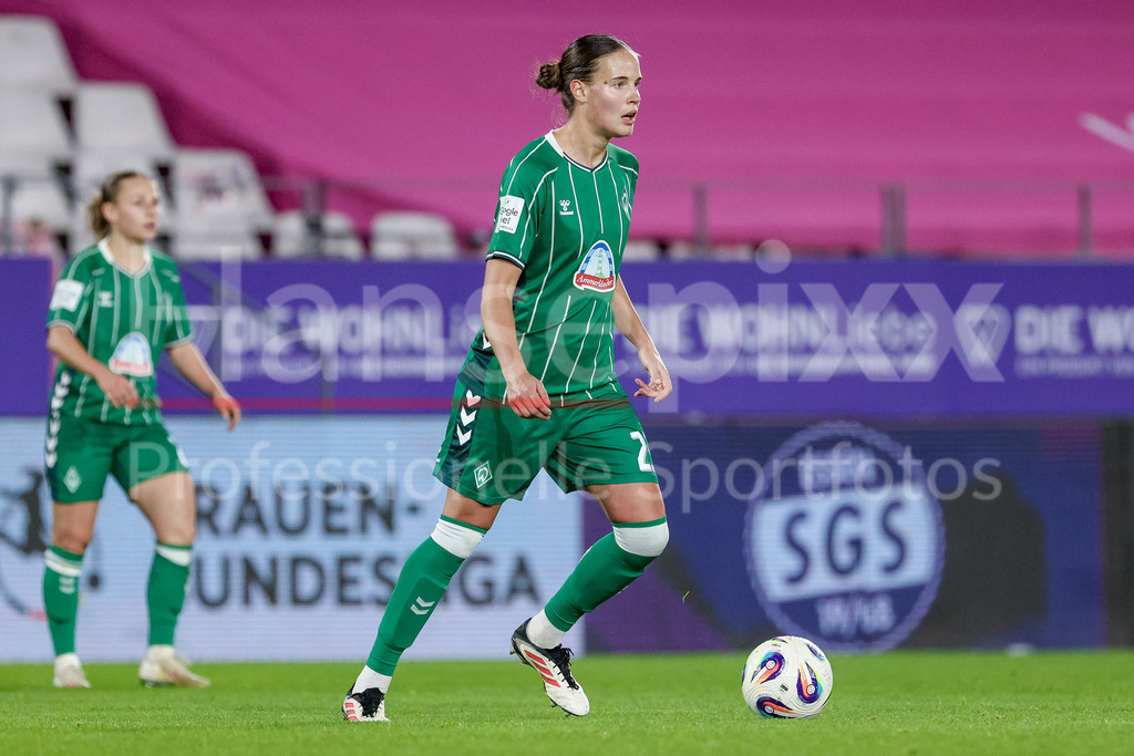 Fussball, Google Pixel Frauen-Bundesliga, SGS Essen - SV Werder Bremen | Hanna Nemeth (SV Werder Bremen, 23) am Ball, Einzelbild, Ganzkörper, Aktion, Action, Spielszene, DIE DFB-RICHTLINIEN UNTERSAGEN JEGLICHE NUTZUNG VON FOTOS ALS SEQUENZBILDER UND/ODER VIDEOÄHNLICHE FOTOSTRECKEN. DFB REGULATIONS PROHIBIT ANY USE OF PHOTOGRAPHS AS IMAGE SEQUENCES AND/OR QUASI-VIDEO.