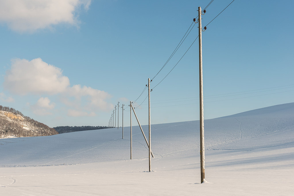 Stromleitung in Winterlandschaft | im Winter. - Realisiert mit Pictrs.com