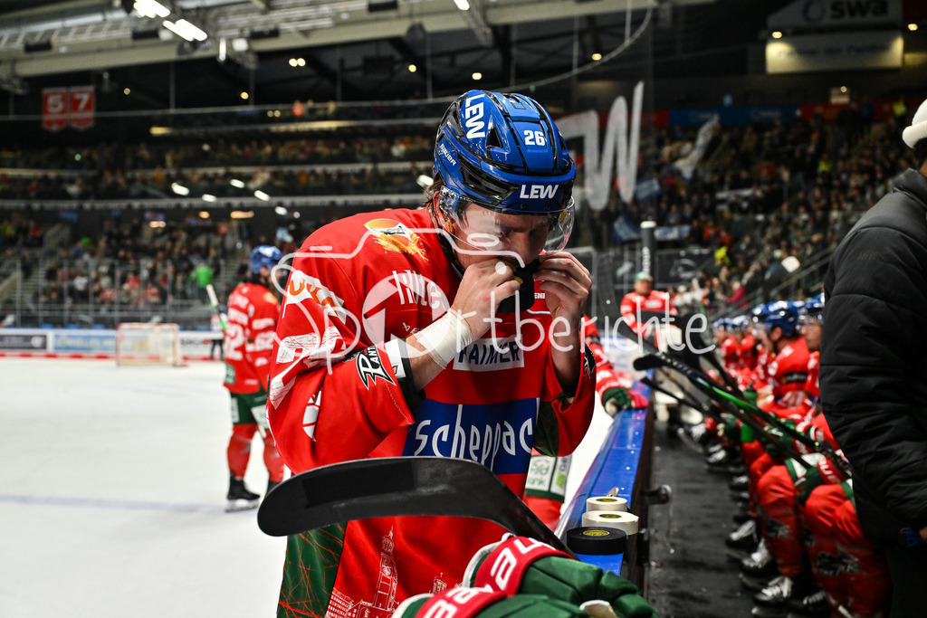 Augsburger Panther - Iserlohn Roosters | AUGSBURG, GERMANY - 06. JANUARY: im Bild Alexander BLANK (Augsburger Panther 26) beim präparieren seines Schlägers / Einzelfoto / Freisteller während dem Match zwischen den Augsburger Panthern und den Iserlohn Roosters am 37. Spieltag der Penny DEL im Curt Frenzel Stadion