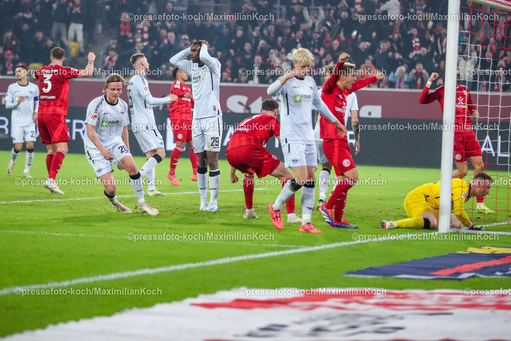 Due09112401076 | 09.11.2024, Fußball, Fortuna Düsseldorf - SC Paderborn 07, 2. Bundesliga, Merkur Spiel-Arena, Saison 2024 2025: Torjubel nach dem 1:0 für Düsseldorf nach EIgentor von Felix Götze (Paderborn #20). Enttäuschte gesichter bei PaderbornDFB regulations prohibit any use of photographs as image sequences and or quasi-video.