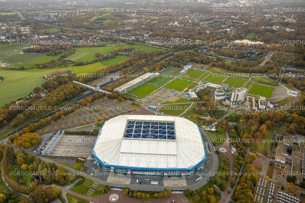 Gelsenkirchen231103204 | Luftbild, Bundesligastadion Veltins-Arena des FC Schalke 04, auch Arena AufSchalke Fußballstadion, mit geöffnetem Dach, Berger Feld mit Trainingsplätzen und Hotelanlagen, umgeben von herbstlichen Laubbäumen, Erle, Gelsenkirchen, Ruhrgebiet, Nordrhein-Westfalen, Deutschland