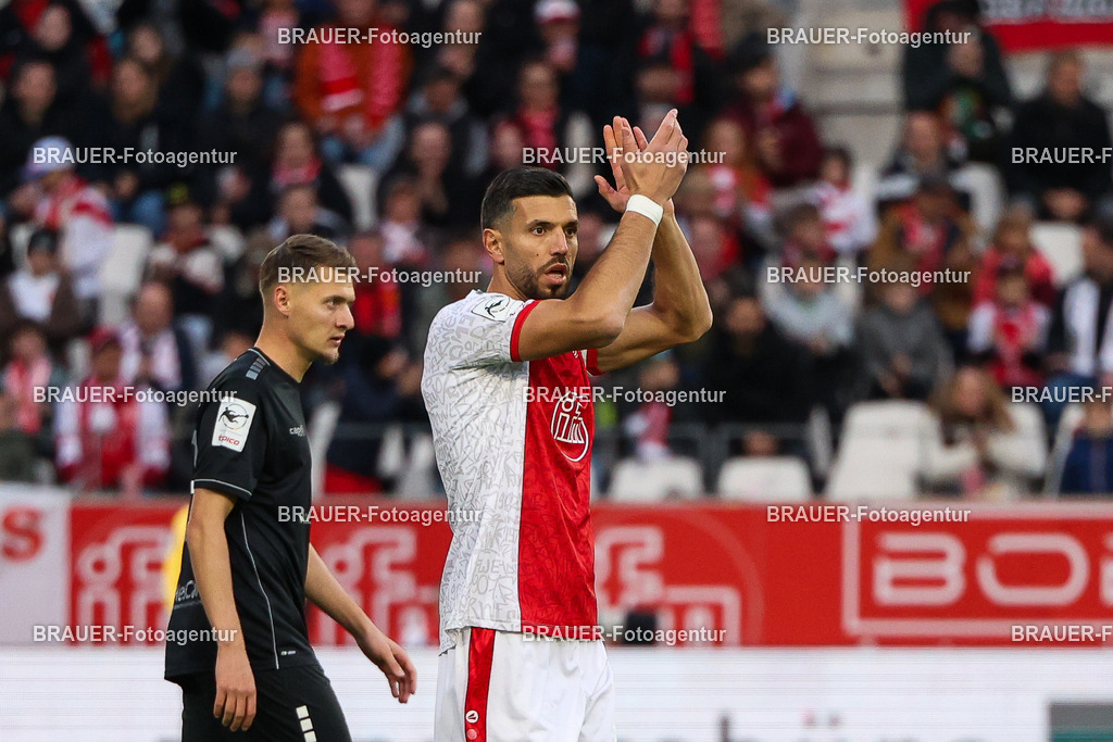 Rot-Weiss Essen - 1.Fc Schweinfurt | Essen, Deutschland, 02.11.2025 Klaus Gjasula  (Rot-Weiss Essen) klatscht in die Händewährend des 3.Liga Spiels zwischen  Rot-Weiss Essen und 1.Fc Schweinfurt am 02.11.2025 im Stadion an der Hafenstraße in Essen. (Foto von Timo Bluhmki-Schmidt/Brauer Fotoagentur