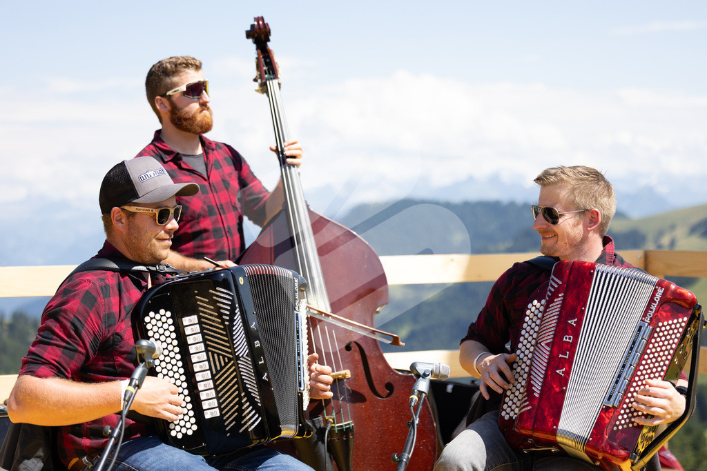 Rigi2025_2359 | Die Schwinger des Schwyzer Kantonalen Schwingerverbandes: Fotos, die Dynamik und Leidenschaft festhalten, sowie emotionale Momente aus dem traditionellen Schwingsport zeigen. - Realisiert mit Pictrs.com