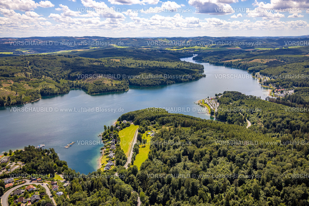 Sundern240708694 | Luftbild, Sorpesee mit Waldgebiet, Wiesenfläche und Häuser am Strand, Zeltplatz 2 Familiencamping, Zeltplatz 3 Nordic Ferienpark, Zeltplatz 4 Naturcamping, Langscheid, Sundern, Sauerland, Nordrhein-Westfalen, Deutschland