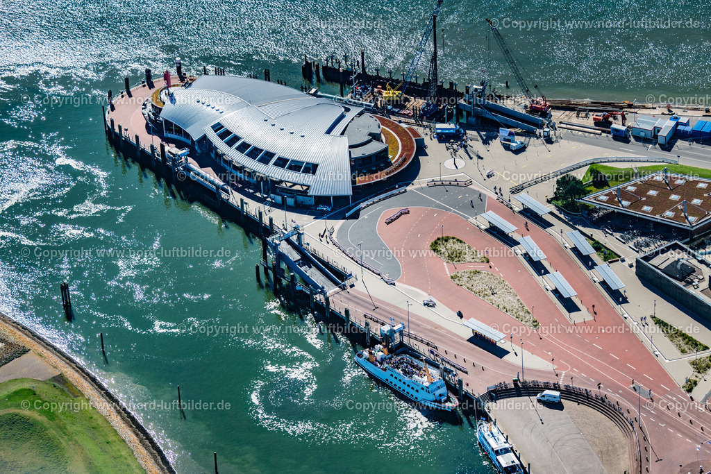 Norderney_Hafen_Fähranleger_ELS_7126050923 | NORDERNEY 05.09.2023 Baustelle Erneuerung der Südmole im Hafen von Norderney im Bundesland Niedersachsen, Deutschland. Weiterführende Informationen bei: J. u. H. van der Linde GmbH und Co. KG,  Kurt Fredrich Spezialtiefbau GmbH. // Construction site for the renewal of the southern pier in the port of Norderney in the state of Lower Saxony, Germany. Further information at: J. u. H. van der Linde GmbH und Co. KG,  Kurt Fredrich Spezialtiefbau GmbH. Foto: Martin Elsen