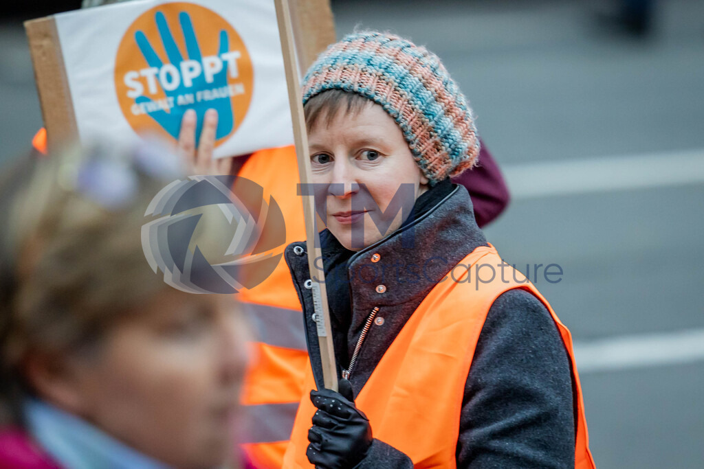R06_2622 | 29.NOV.24-Protestmarsch gegen Gewalt-Copyright: Katholische Kirche Kärnten/Denk Dich Neu/Trainproduction/Matthias Trinkl