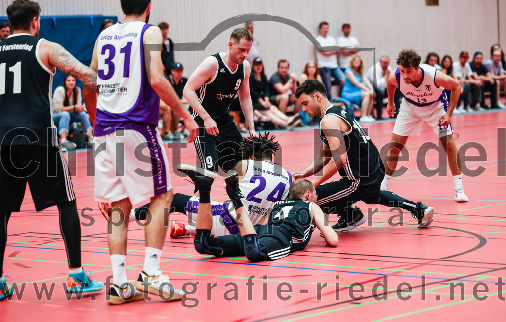 2022-05-15_101_SpVgg_Altenerding_gegen_TSV_Muenchen-Forstenried | Erding, Deutschland, 15.05.2022:
Basketball, Bezirksliga 2021 / 2022, Play-Offs, SpVgg Altenerding gegen TSV München-Forstenried, Endergebnis: 55:57

Alexej Simon (TSV München-Forstenried, #11), Sasa Sukovic (SpVgg Altenerding, #31), Justin Ledbetter (SpVgg Altenerding, #24), Philipp Wißmeier (TSV München-Forstenried, #4), Tarek Lamar (TSV München-Forstenried, #10), Jonah Timothy Richardson (SpVgg Altenerding, #13)

Foto: Christian Riedel / fotografie-riedel.net