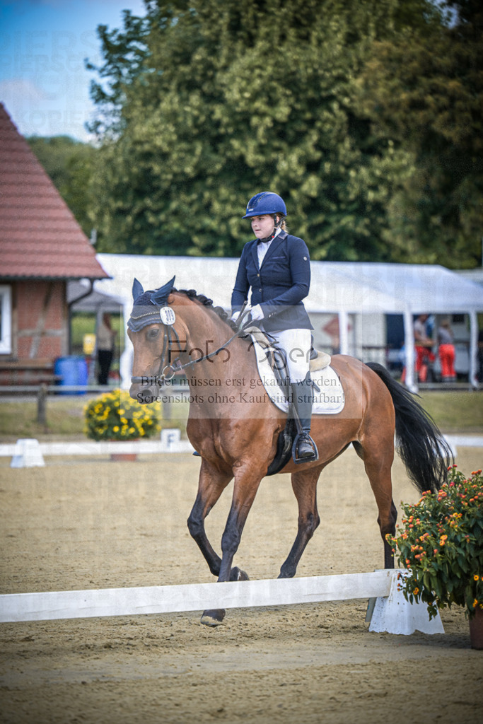 DOS_4023 | Entdecke hochwertige Reitturnierfotos von Foto Oger. Professionell, emotional und authentisch – jetzt Lieblingsmomente im Shop bestellen.Deutschlandweite Turnierfotografie. - Realisiert mit Pictrs.com