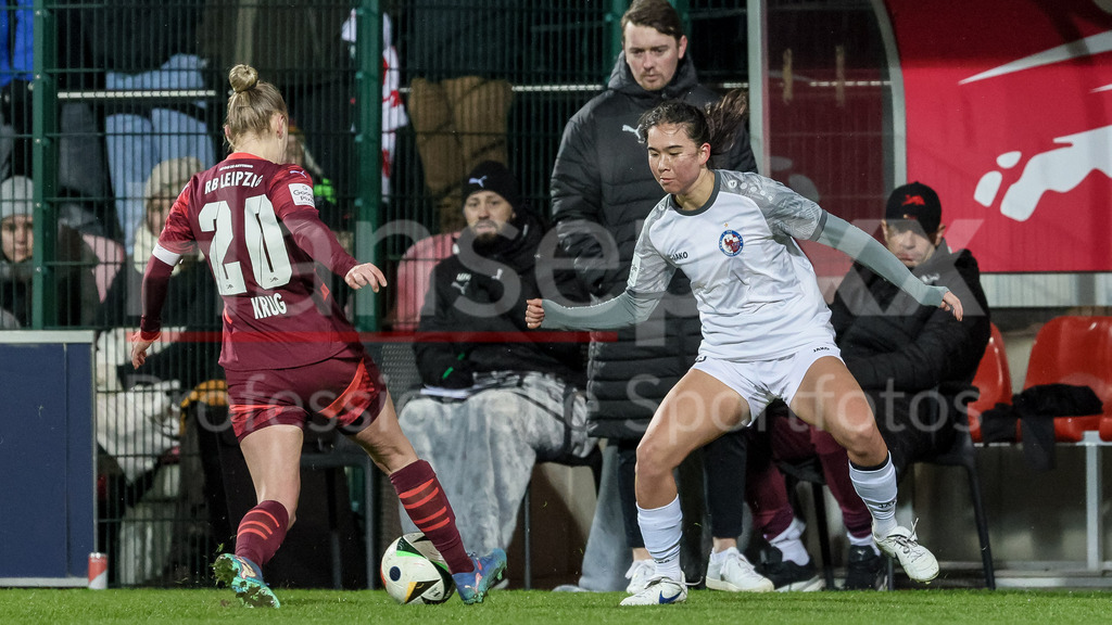 Fussball, Google Pixel Frauen-Bundesliga, RB Leipzig - 1. FFC Turbine Potsdam | v.li.: Victoria Krug (RB Leipzig, 20) und Suya Haering (1. FFC Turbine Potsdam, 25) im Zweikampf, Duell, Dynamik, Aktion, Action, Spielszene, DIE DFB-RICHTLINIEN UNTERSAGEN JEGLICHE NUTZUNG VON FOTOS ALS SEQUENZBILDER UND/ODER VIDEOÄHNLICHE FOTOSTRECKEN. DFB REGULATIONS PROHIBIT ANY USE OF PHOTOGRAPHS AS IMAGE SEQUENCES AND/OR QUASI-VIDEO.