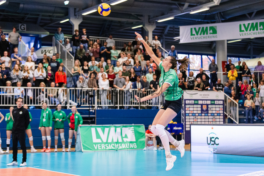 Volleyball, 1. Bundesliga Frauen, Hauptrunde, 1. Spieltag, Saison 2025/2026: USC Münster - SSC Palmberg Schwerin | 1. Bundesliga Frauen, Hauptrunde, 1. Spieltag, Saison 2025/2026, USC Münster empfängt SSC Palmberg Schwerin in der Sporthalle Berg Fidel in Münster. Foto: sportfotografie.ms | Markus Paletta - Realisiert mit Pictrs.com
