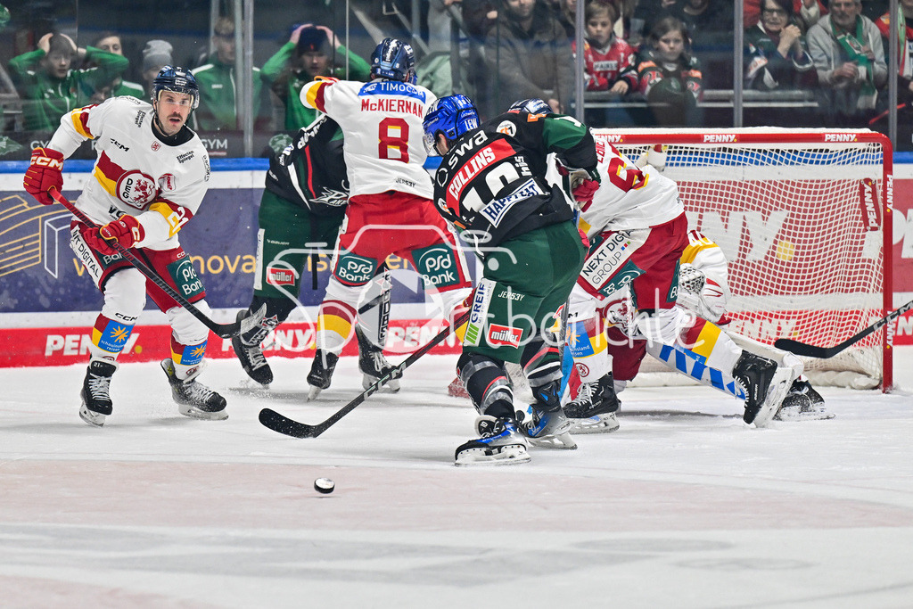 Augsburger Panther - Düsseldorfer EG | in letzter SEkunde koennen die Gaeste vor Chris COLLINS (Augsburger Panther #10) klaeren / DEL: Augsburger Panther - Duesseldorfer EG, Curt Frenzel Stadion am 04.03.2025