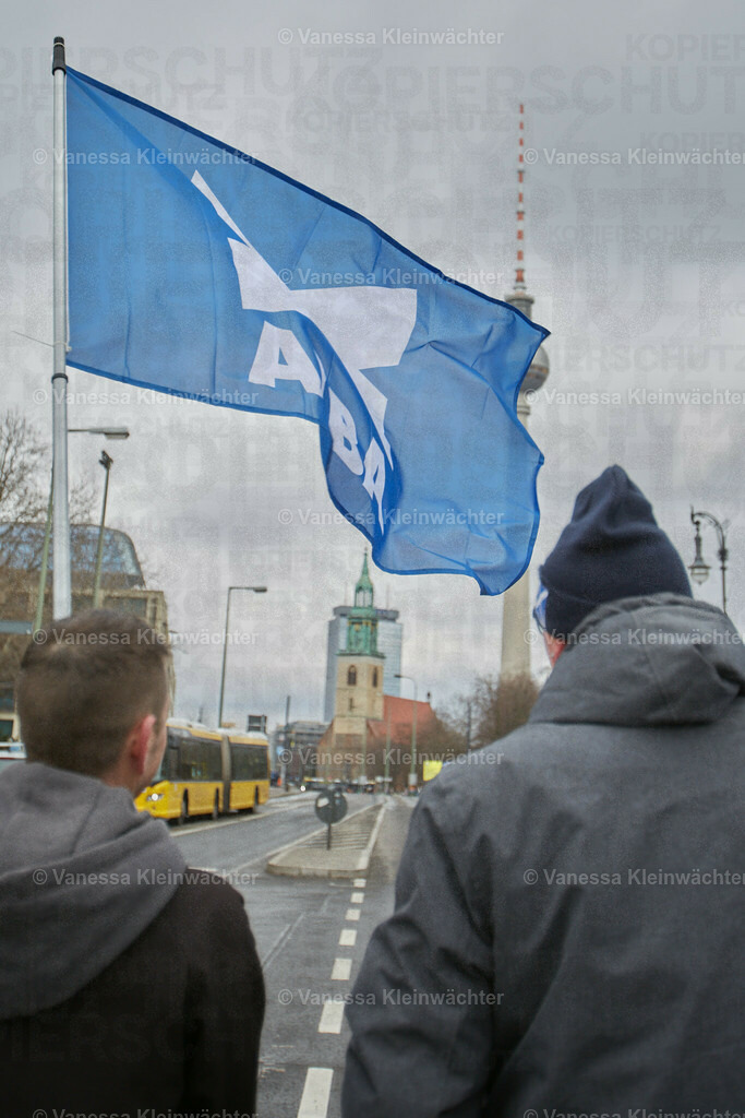 #IndyBerlin23 - Demonstration für schottische Unabhängigkeit | Rund 60 Personen ziehen am 11.03.2023 mit einer Demonstration vom Brandenburger Tor an der Britischen Botschaft vorbei zum Roten Rathaus, um die Unabhängigkeit Schottlands zu fordern.

On March 11, 2023, approx. 60 people rally in support of the Scottish independence, marching from Brandenburg Gate via the British Embassy to the Red Town Hall.  - Realisiert mit Pictrs.com