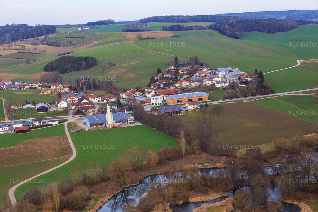 Luftbild: Studio 3 Möbelmanufaktur GmbH im Ortsteil Hirschbach in Bad Birnbach im Bundesland Bayern in Deutschland. – Foto: IMG_085525.jpg vom 31.12.2015 durch Werner Riehm/FLY-FOTO.de – Auflösung des Originals: 5472 x 3648 px – Studio 3 Möbelmanufaktur GmbH