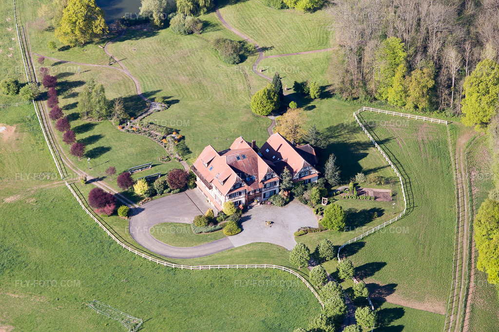 Aerial view: Am Froeschenberg, Haras Lerchenberg in Gundershoffen in the state Bas-Rhin, France. – Photo: IMG_099395.jpg taken on 04/30/2017 by Werner Riehm/FLY-FOTO.com – Resolution of the original: 5472 x 3648 px