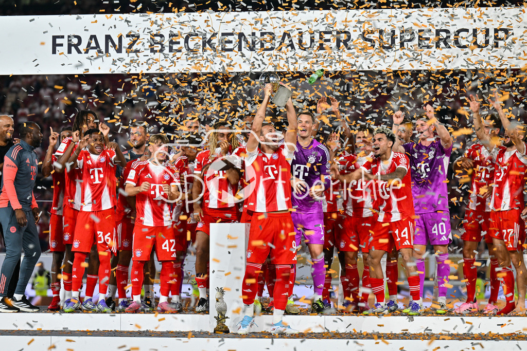 VfB Stuttgart - FC Bayern München | Franz Beckenbauer Supercup Sieger 2025 - FC Bayern München / Siegerfoto / Jubelfoto / Mannschaftsbild / Mannschaftsfoto / Franz-Beckenbauer Supercup: VfB Stuttgart - FC Bayern München; MHP Arena am 16.08.2025 / Harry KANE (FC Bayern Muenchen 9)