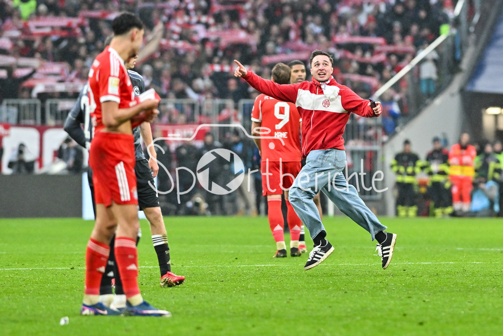 FC Bayern München - Eintracht Frankfurt | MUNICH, GERMANY - 21. FEBRUARY: ein Flitzer auf dem Platz in München während dem Bundesligamatch zwischen dem FC Bayern München und der SG Eintracht Frankfurt am 23. Spieltag in der Allianz Arena / DFL REGULATIONS PROHIBIT ANY USE OF PHOTOGRAPHS AS IMAGE SEQUENCES AND/OR QUASI-VIDEO